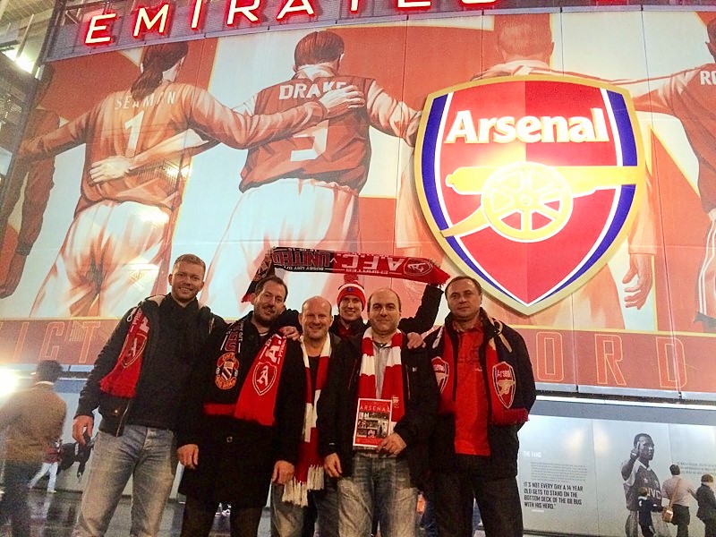 ...a večer nato stejná sestava před stadionem Arsenalu.