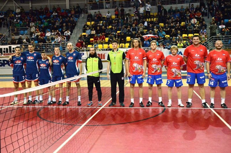 Nástup k finálovému zápasu trojic, Honza Vanke s kapitánskou páskou první zleva