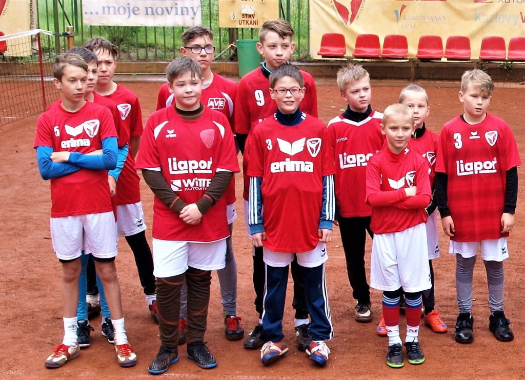 Žáci SK Liapor Witte v sestavě, jak nastoupili k prvnímu turnaji KPDŽ Plzeňského kraje: Vlevo stojí v zákrytu za sebou Honza Schäfer, Matěj Sunek a Tobiáš Gregor, druzí zleva jsou Adam Potužák a za ním Jirka Malý, uprostřed stojí Petr Stýblo a za ním Marek Lebeda a úplně vpravo je čtveřice benjamínků Jirka Dvořák, Ondra Kalán, Kamil Hušek a Richard Nevro.